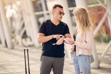 Havaalanında duran güzel çift