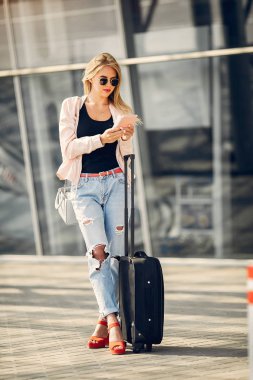 Havaalanında duran güzel kız