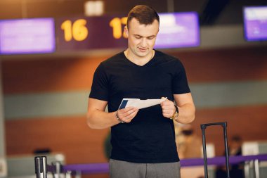 Havaalanında duran yakışıklı adam