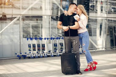 Havaalanında duran güzel çift