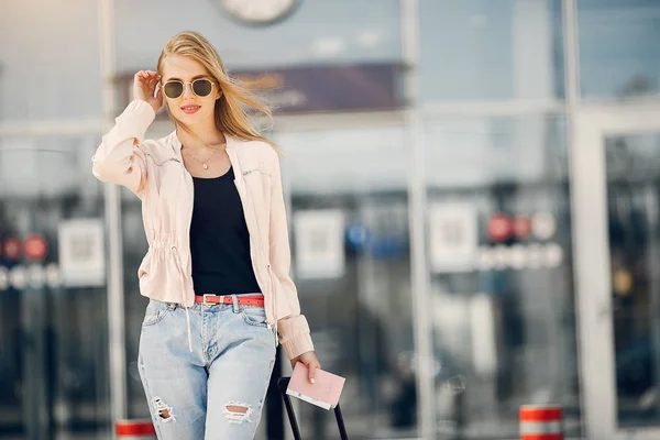 Beautiful girl standing in a airport — Stock Photo, Image