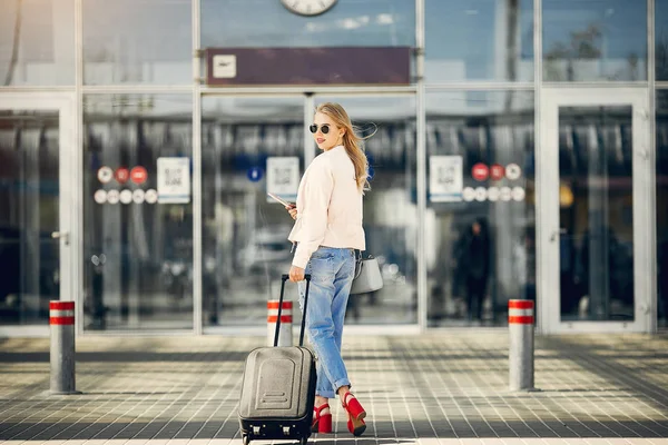 Beautiful girl standing in a airport — Stock Photo, Image