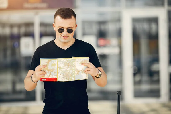 Schöner Mann, der auf einem Flughafen steht — Stockfoto