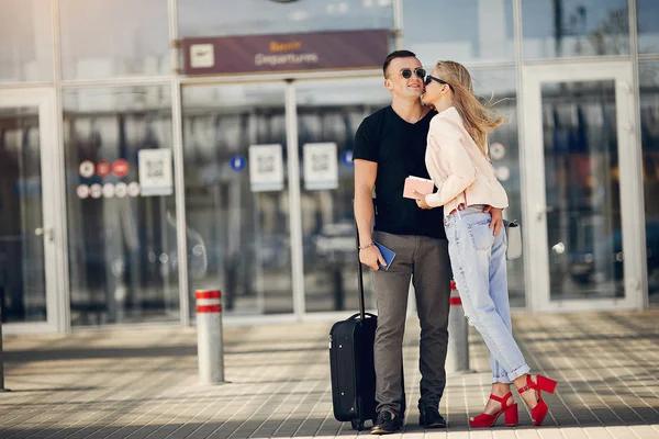 Schönes Paar steht auf einem Flughafen — Stockfoto