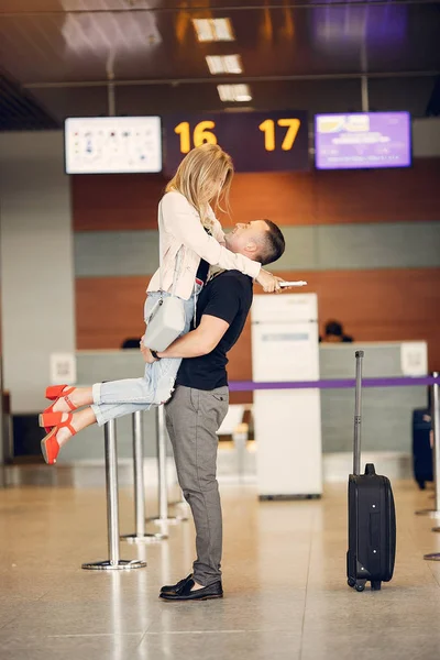 Hermosa pareja de pie en un aeropuerto — Foto de Stock