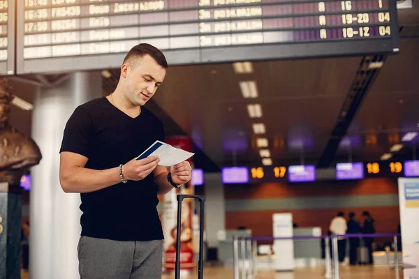 Havaalanında duran yakışıklı adam