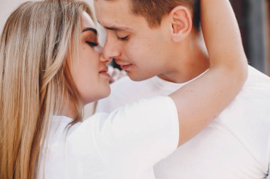 Güzel bir çift yaz şehrinde vakit geçirir.