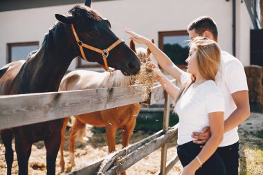 Güzel çift bir atile vakit geçirmek
