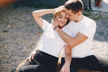 Güzel bir çift yaz şehrinde vakit geçirir.