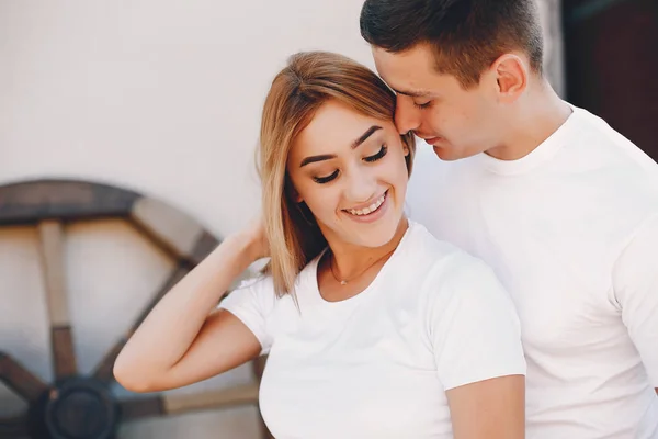 Hermosa pareja pasar tiempo en una ciudad de verano — Foto de Stock