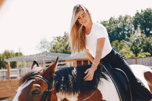 Elegantes Mädchen auf einem Bauernhof mit Pferd — Stockfoto