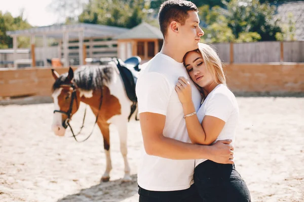 Belo casal passar o tempo com um cavalos — Fotografia de Stock