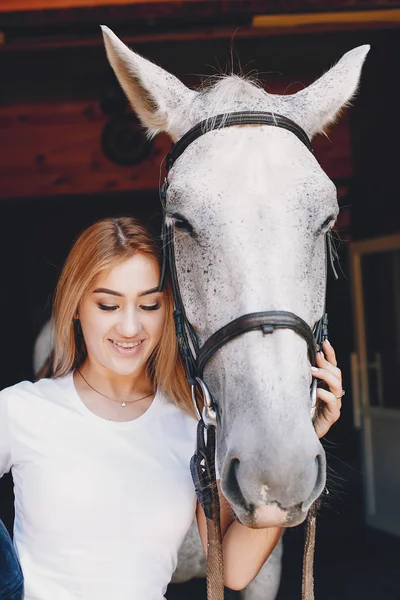 Elegancka dziewczyna na farmie wiith koń — Zdjęcie stockowe