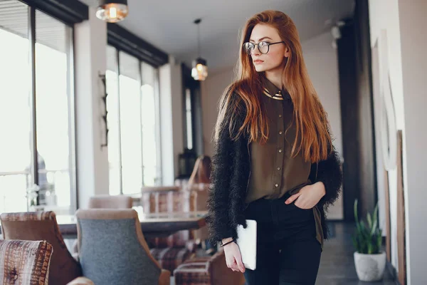 Empresária elegante em um café — Fotografia de Stock