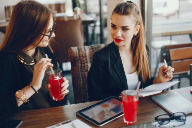 Bir kafede oturan businesswomen