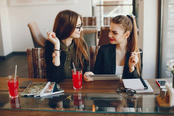 Geschäftsfrauen sitzen in einem Café — Stockfoto