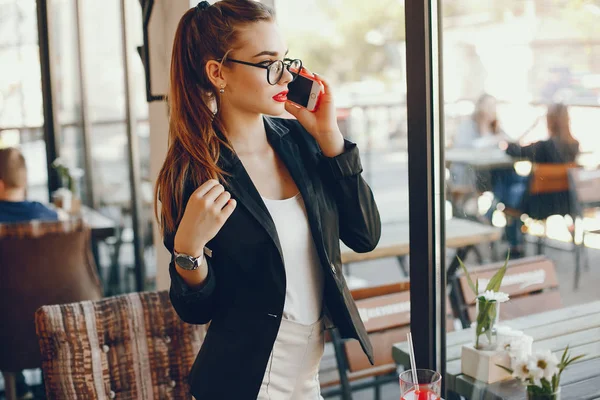 Stijlvolle zakenvrouw in een café — Stockfoto