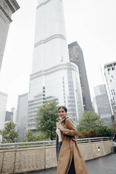 Kvinna går på gatorna i Chicago — Stockfoto