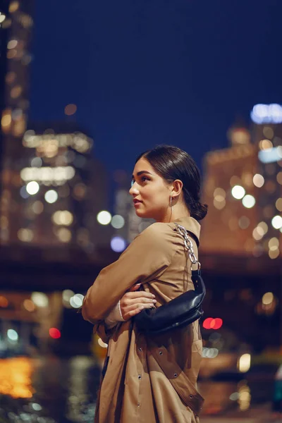 Kvinna promenader nära Chicago floden — Stockfoto