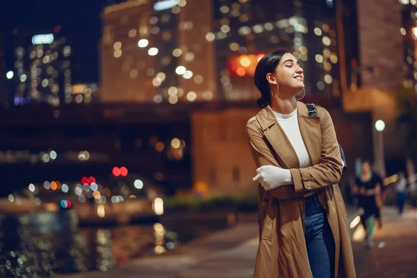 Woman walking near Chicago river — Stock Photo, Image