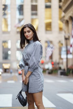 Sonbahar sırasında şehri keşfetmek güzel esmer kız