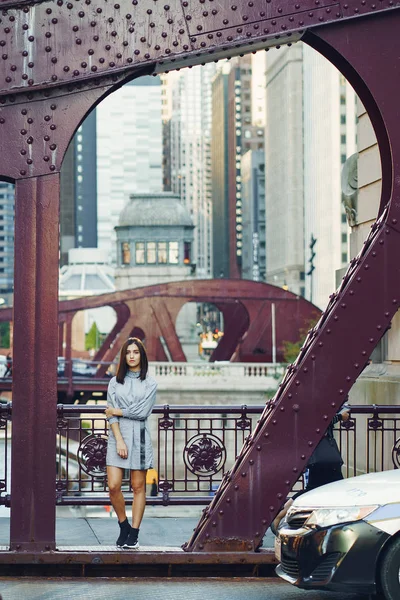 Señorita cruzando el puente en la ciudad —  Fotos de Stock