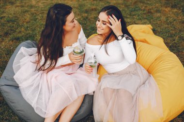 Yaz parkında iki güzel kız