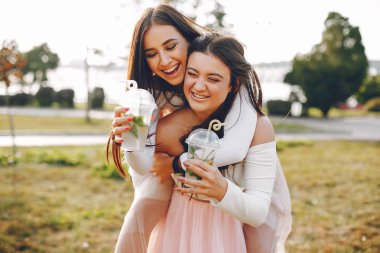 Yaz parkında iki güzel kız