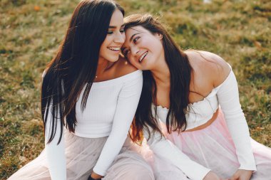 Yaz parkında iki güzel kız