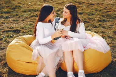 Yaz parkında iki güzel kız