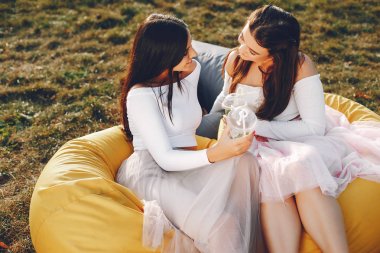 Yaz parkında iki güzel kız