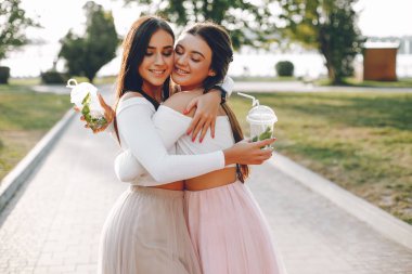 Yaz parkında iki güzel kız