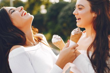 Yaz parkında iki güzel kız