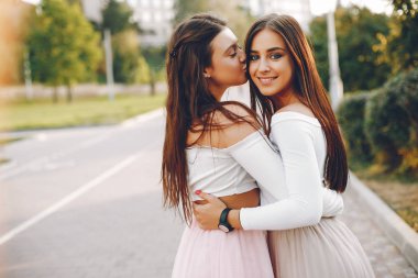 Yaz parkında iki güzel kız