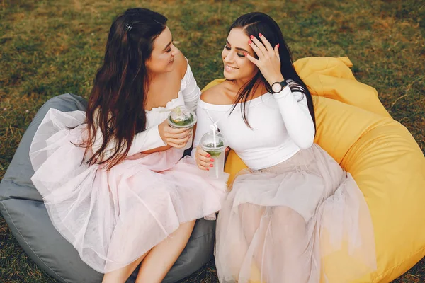 Yaz parkında iki güzel kız