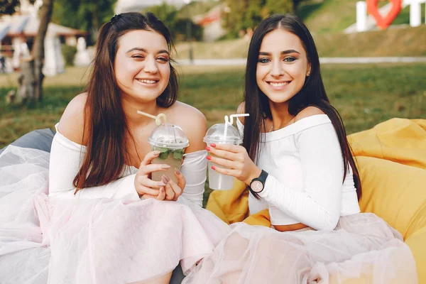 Дві красиві дівчата в літньому парку — стокове фото