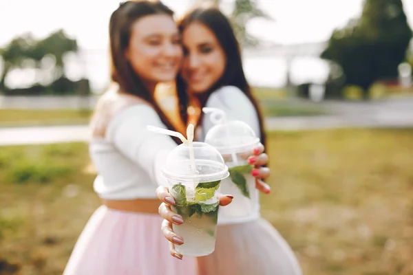 Due belle ragazze in un parco estivo — Foto Stock