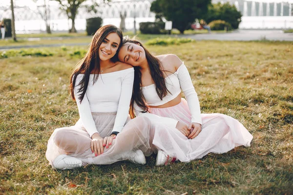 Δύο όμορφα κορίτσια σε ένα καλοκαιρινό πάρκο — Φωτογραφία Αρχείου
