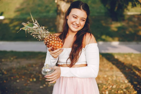 Roztomilá a hezká dívka v letním parku — Stock fotografie