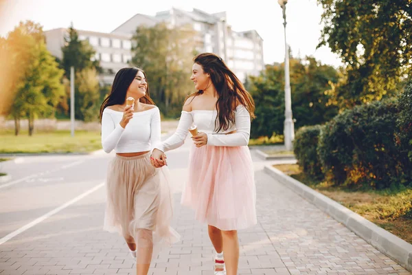 Dos chicas guapas en un parque de verano —  Fotos de Stock