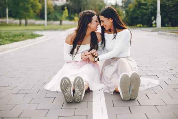 Dos chicas guapas en un parque de verano — Foto de Stock