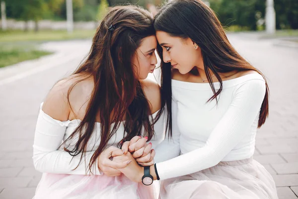 Dos chicas guapas en un parque de verano — Foto de Stock