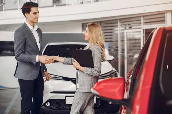 Dos mujeres con estilo en un salón de coches —  Fotos de Stock