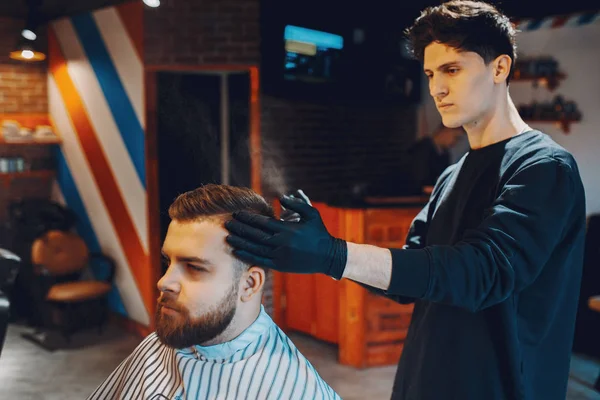 Elegante hombre sentado en una barbería —  Fotos de Stock