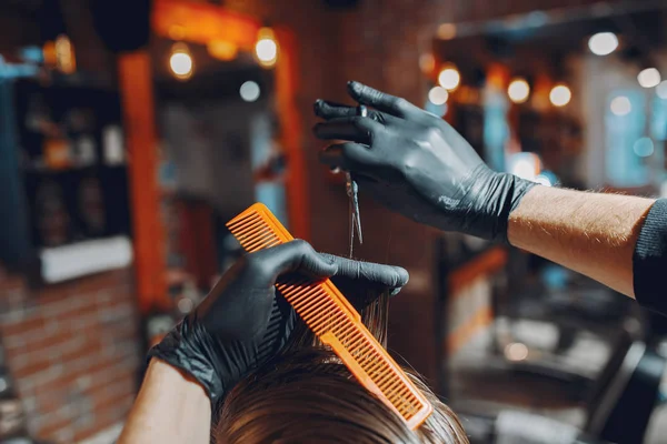 Stilvoller Mann sitzt in einem Friseurladen — Stockfoto