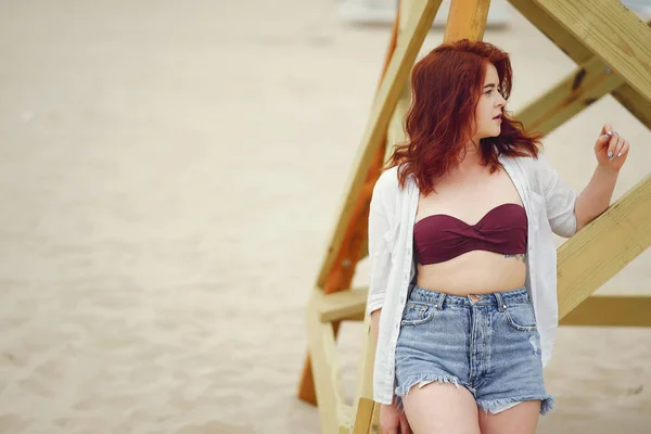 Симпатичная девушка на пляже — стоковое фото