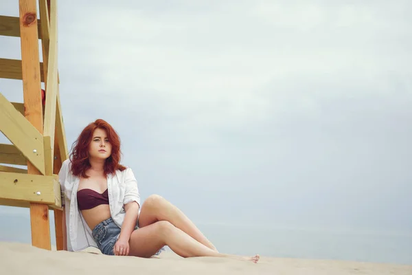 Chica bonita en una playa —  Fotos de Stock