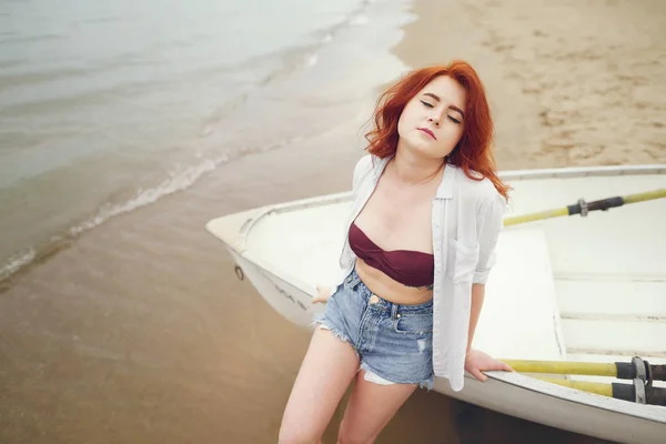 Menina bonita em uma praia — Fotografia de Stock