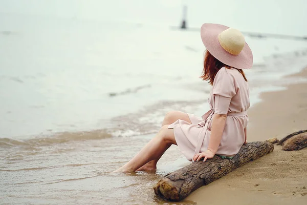 Hübsches Mädchen in einem Strand — Stockfoto