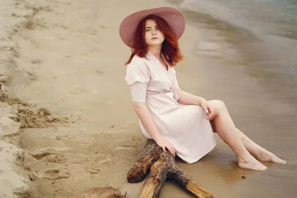 Pretty girl in a beach — Stock Photo, Image